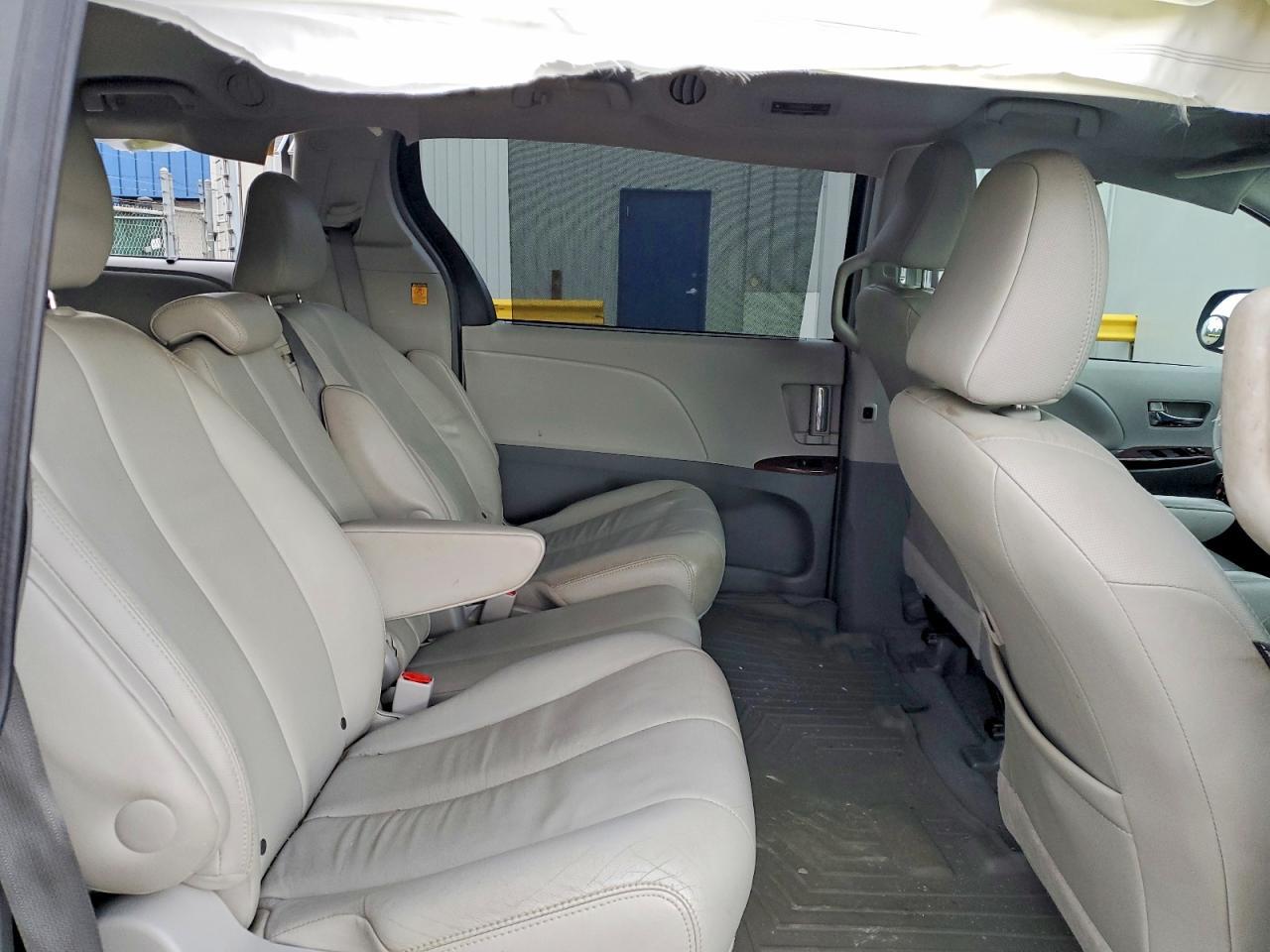2013 TOYOTA SIENNA