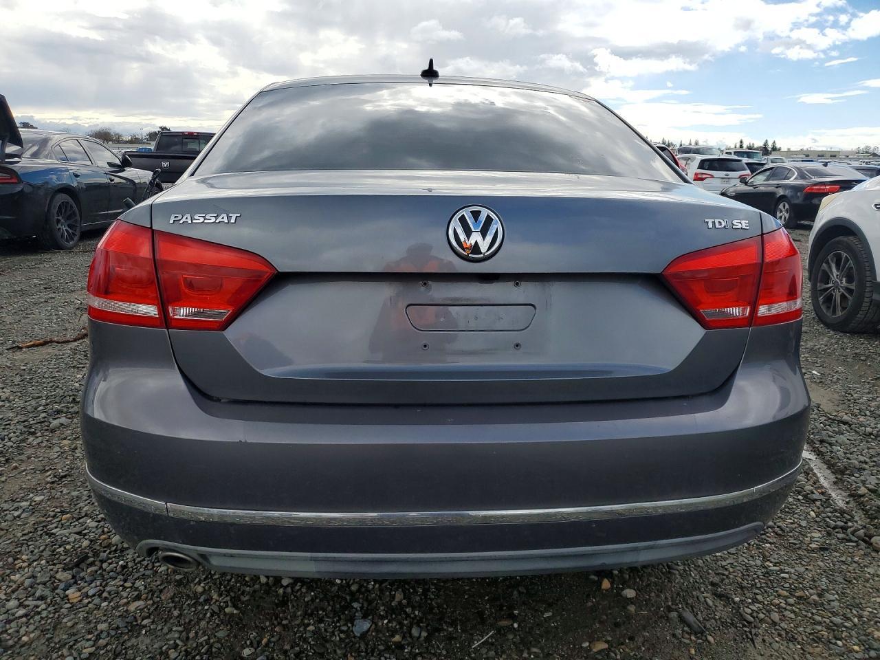 2014 VOLKSWAGEN Passat