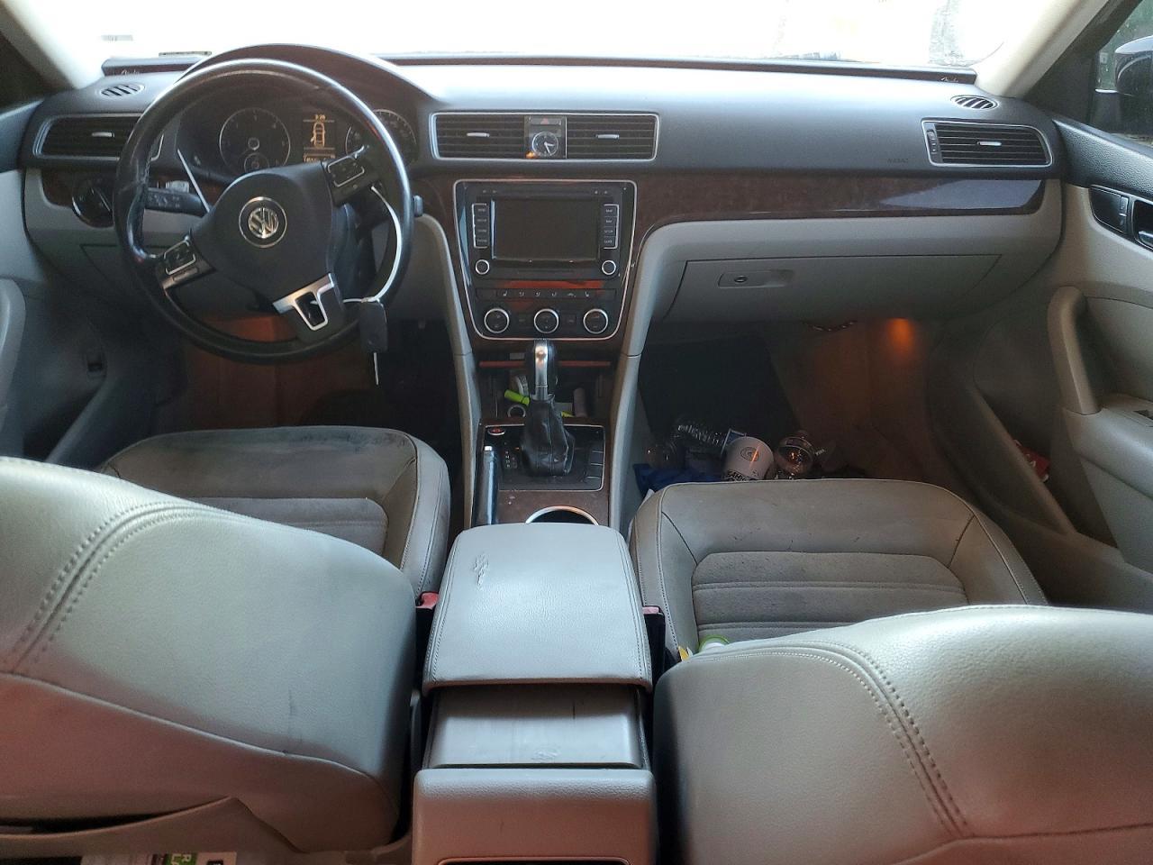 2013 VOLKSWAGEN Passat