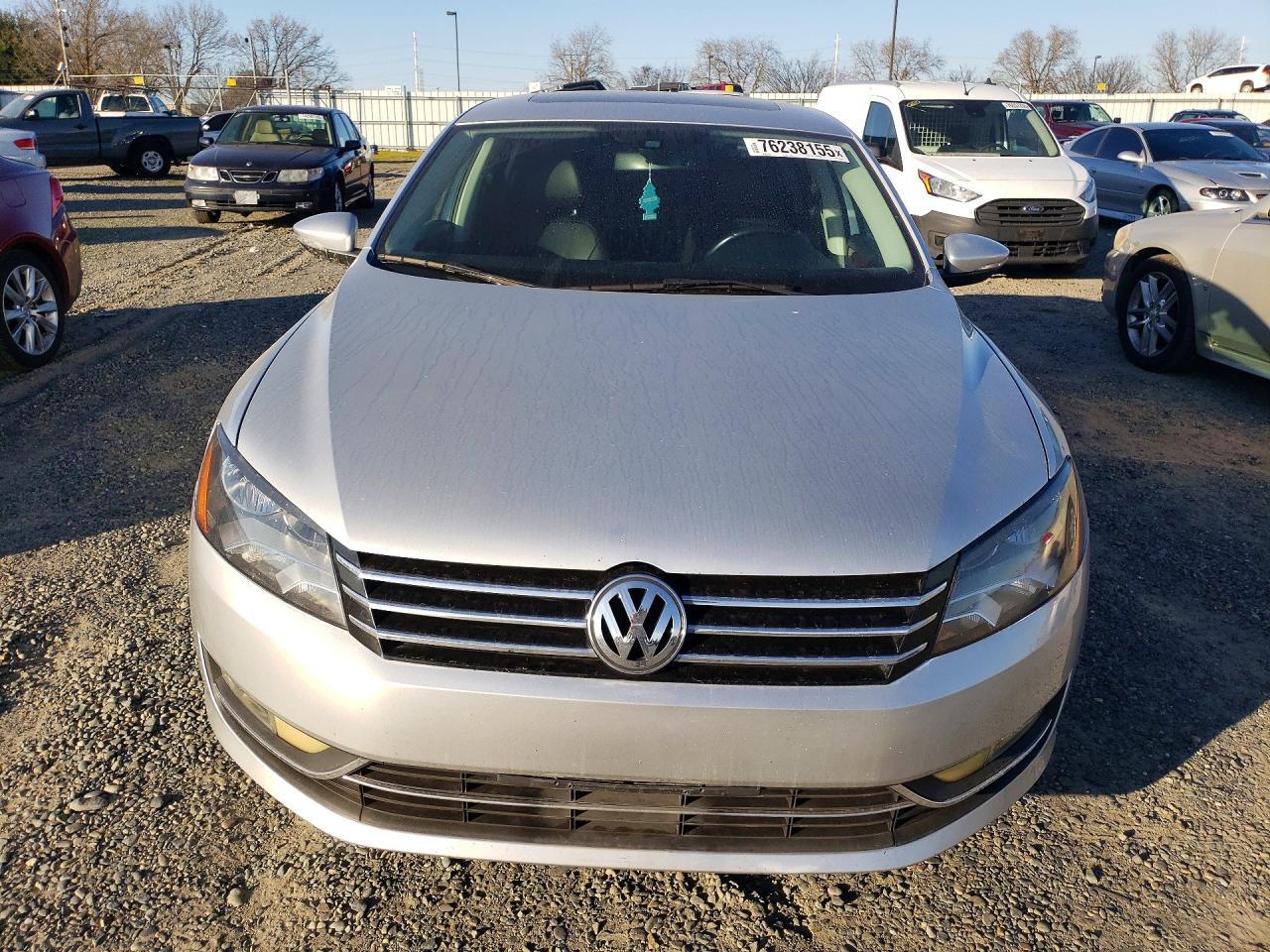 2012 VOLKSWAGEN Passat