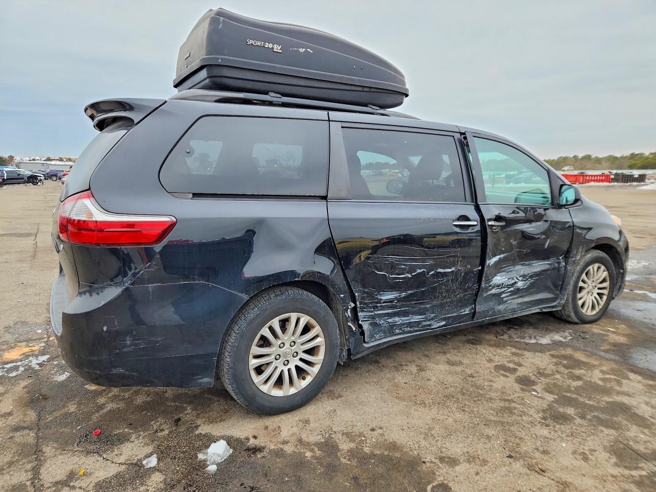 2016 TOYOTA SIENNA