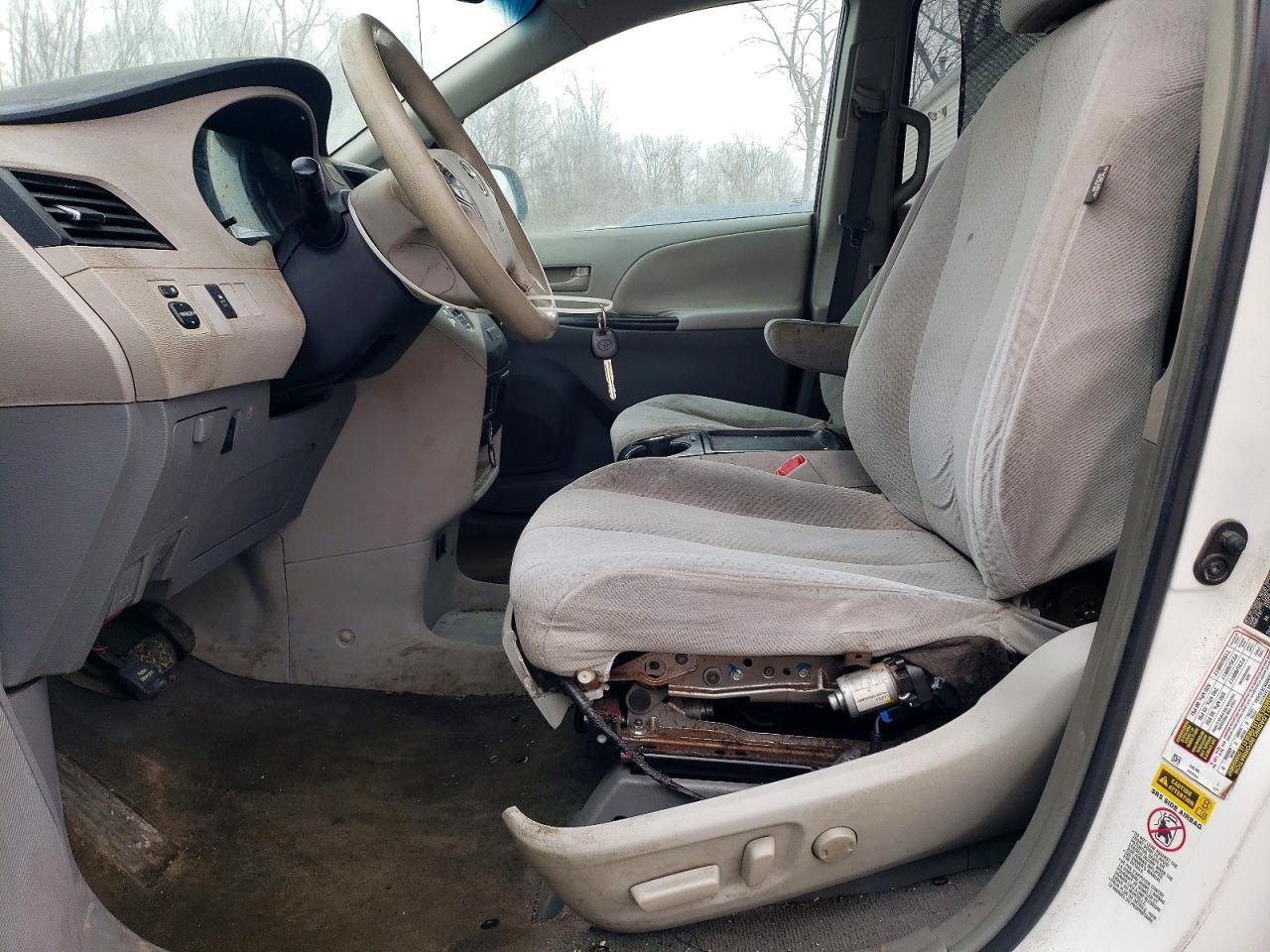 2011 TOYOTA SIENNA