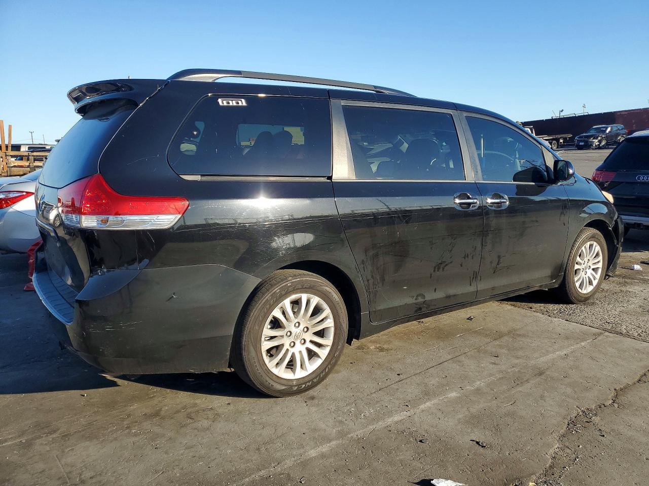 2014 TOYOTA SIENNA