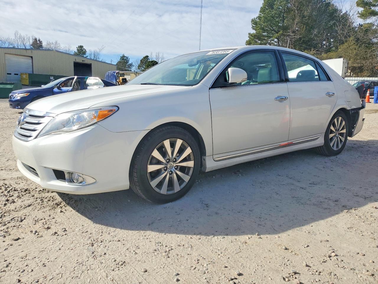 2011 TOYOTA Avallon
