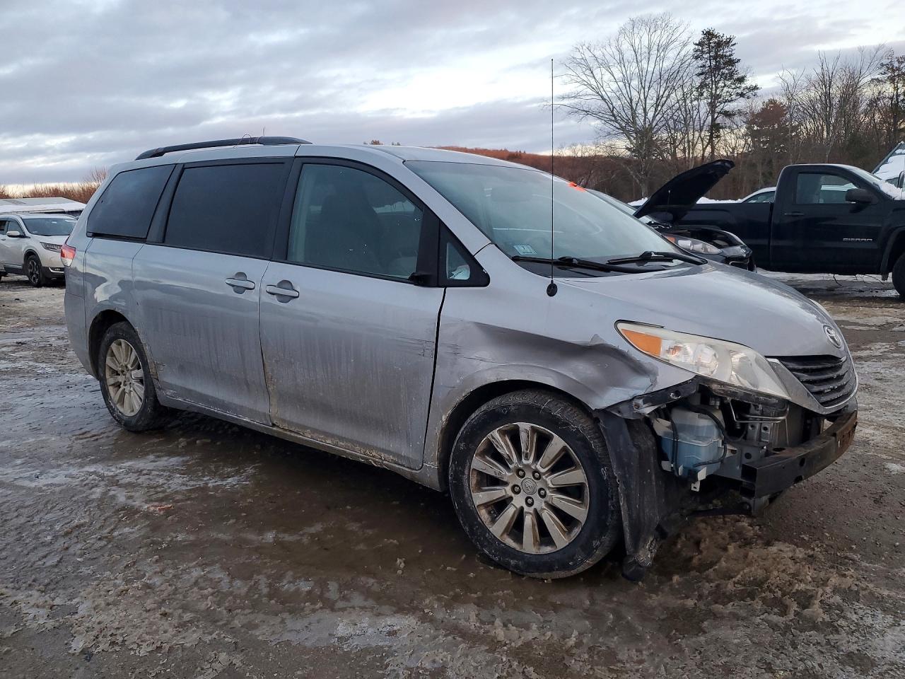 2013 TOYOTA SIENNA