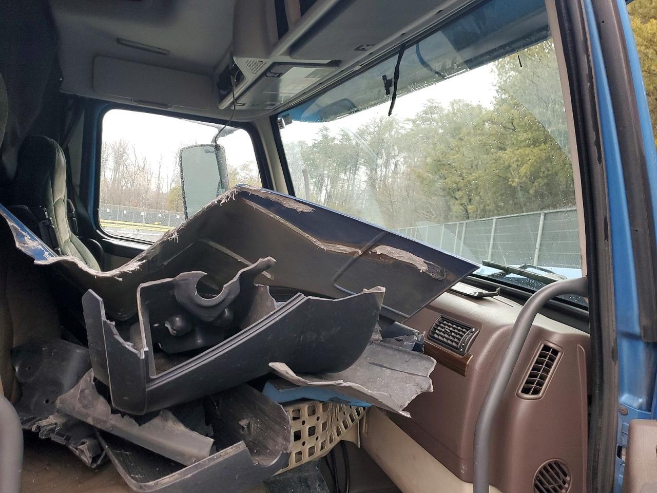 2012 VOLVO Vn