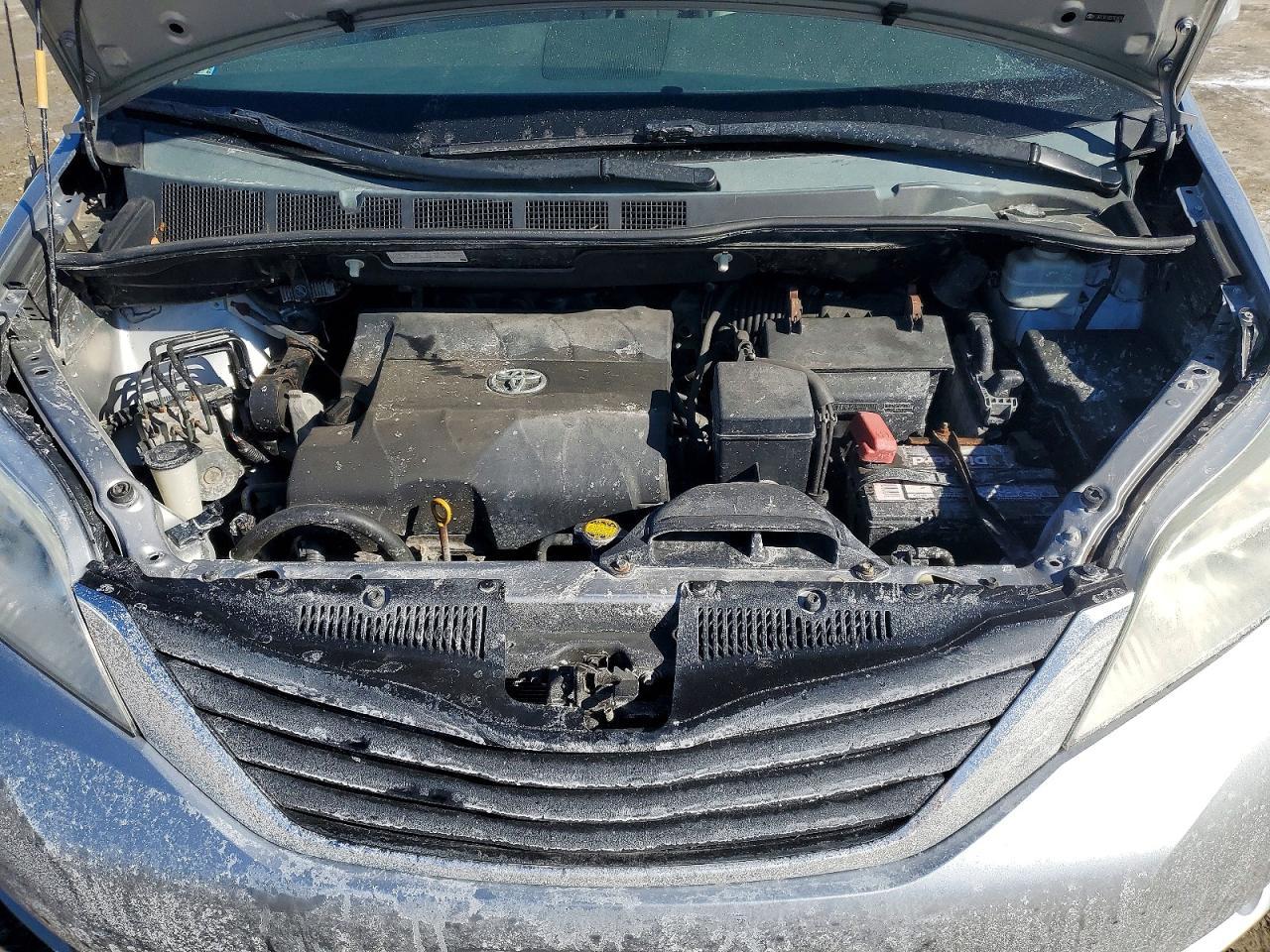 2011 TOYOTA SIENNA