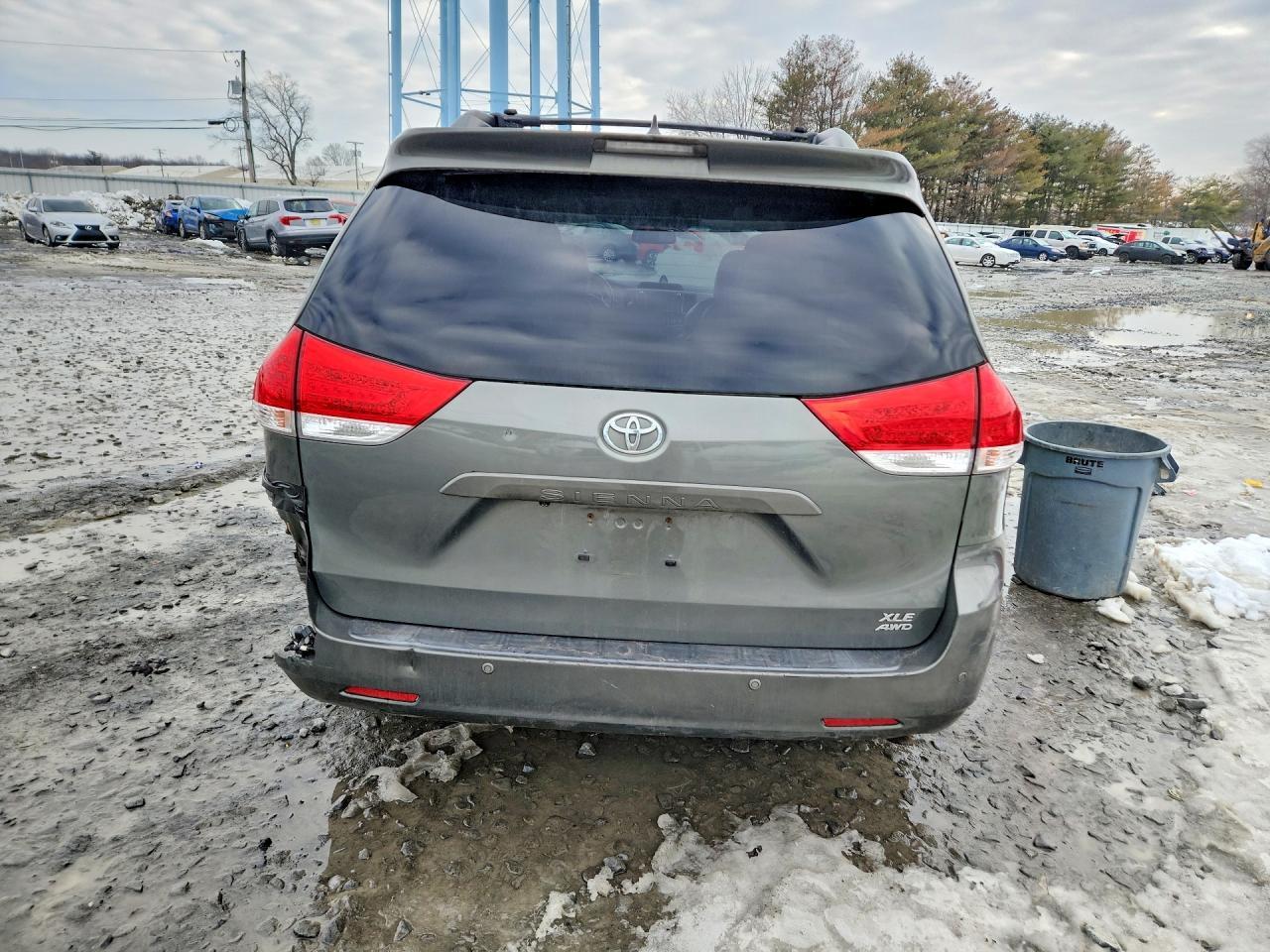 2011 TOYOTA SIENNA
