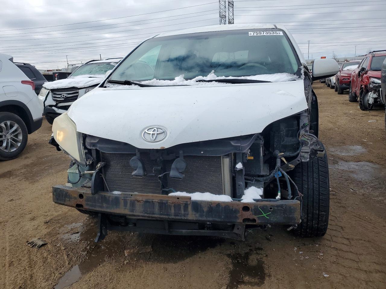 2013 TOYOTA SIENNA