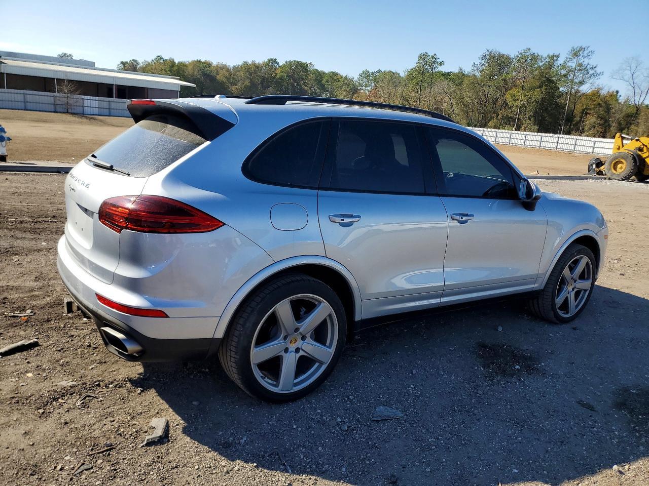 2017 PORSCHE CAYENNE