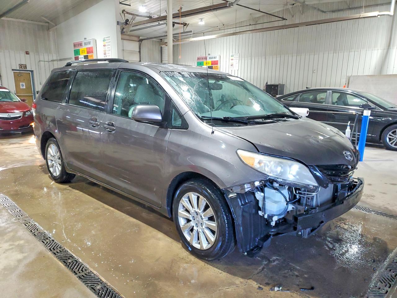 2011 TOYOTA SIENNA