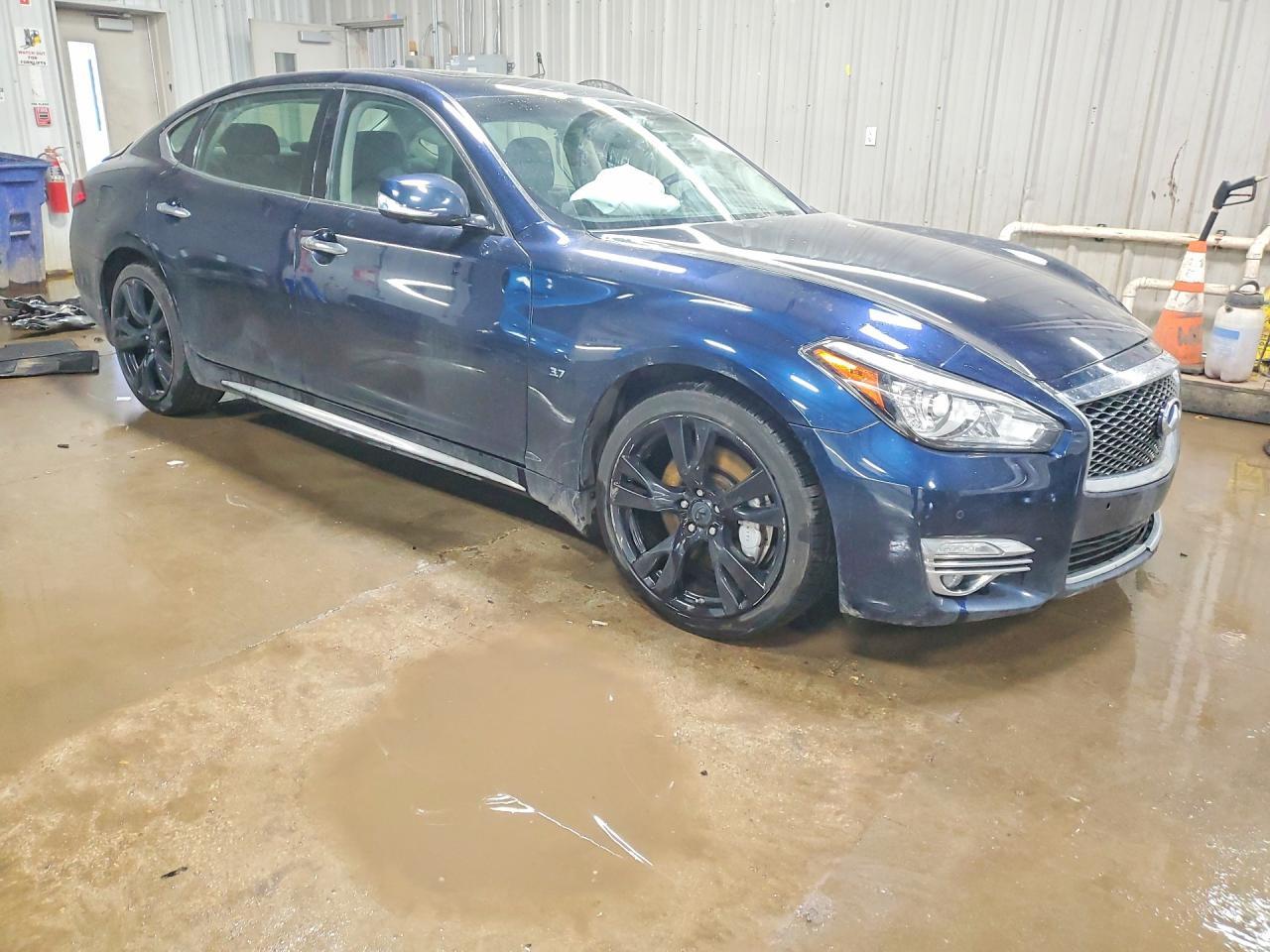 2017 INFINITI Q70