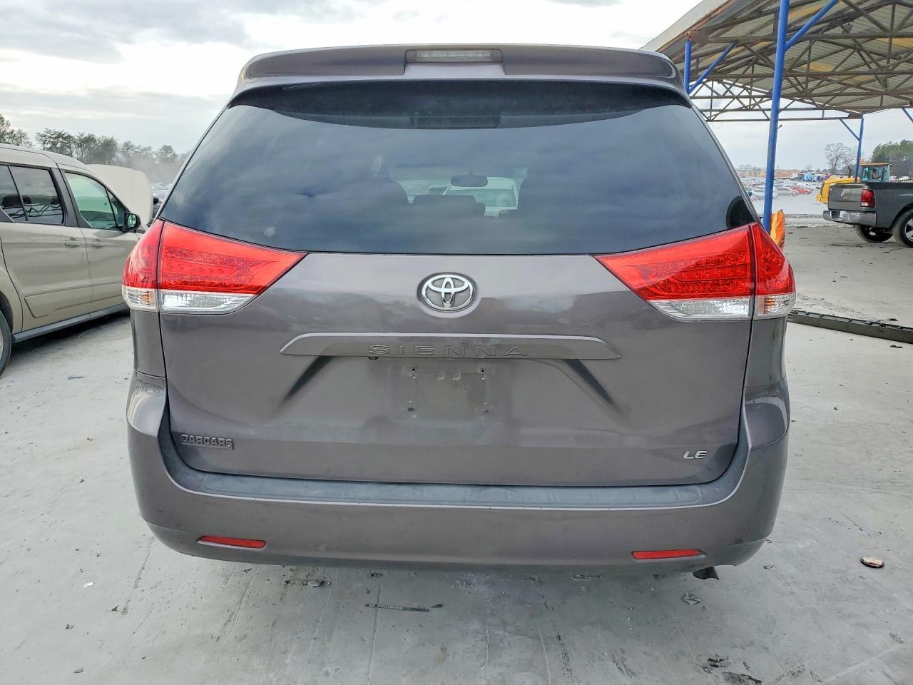 2011 TOYOTA SIENNA