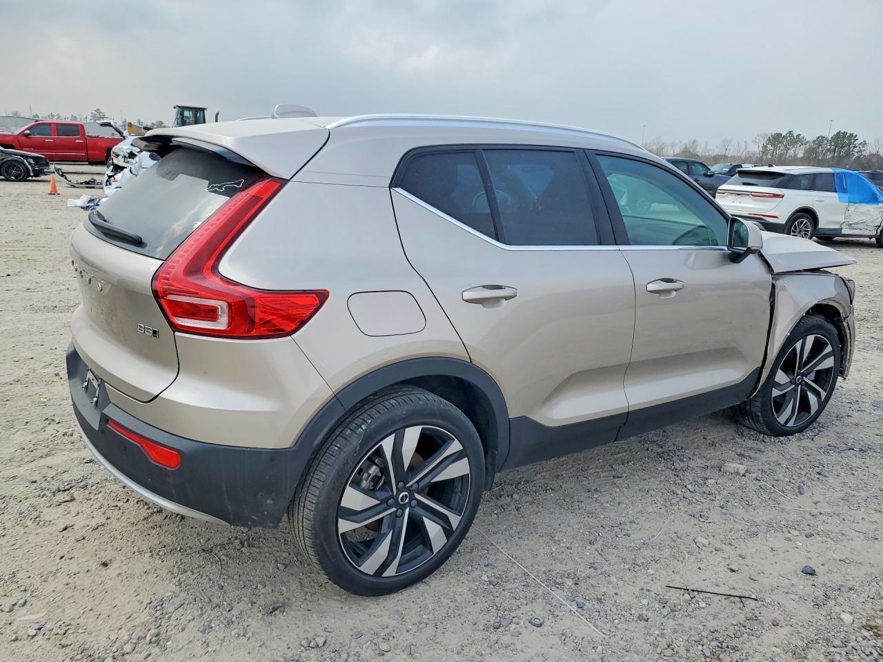 2023 VOLVO XC40