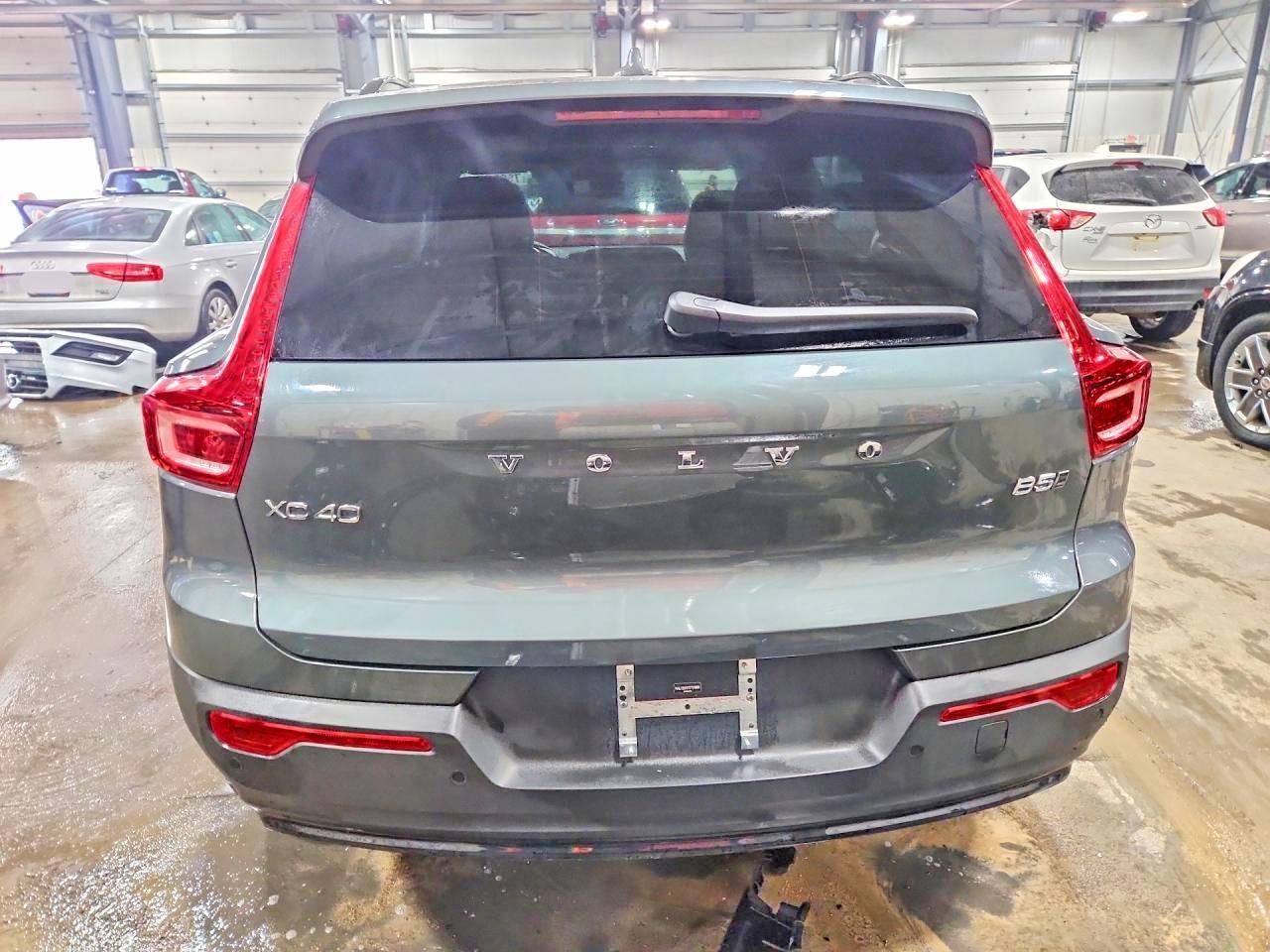 2026 VOLVO XC40
