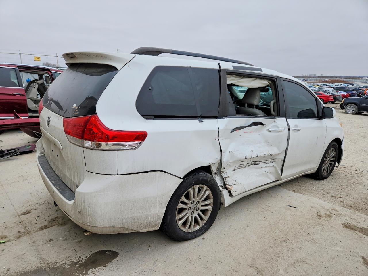 2013 TOYOTA SIENNA