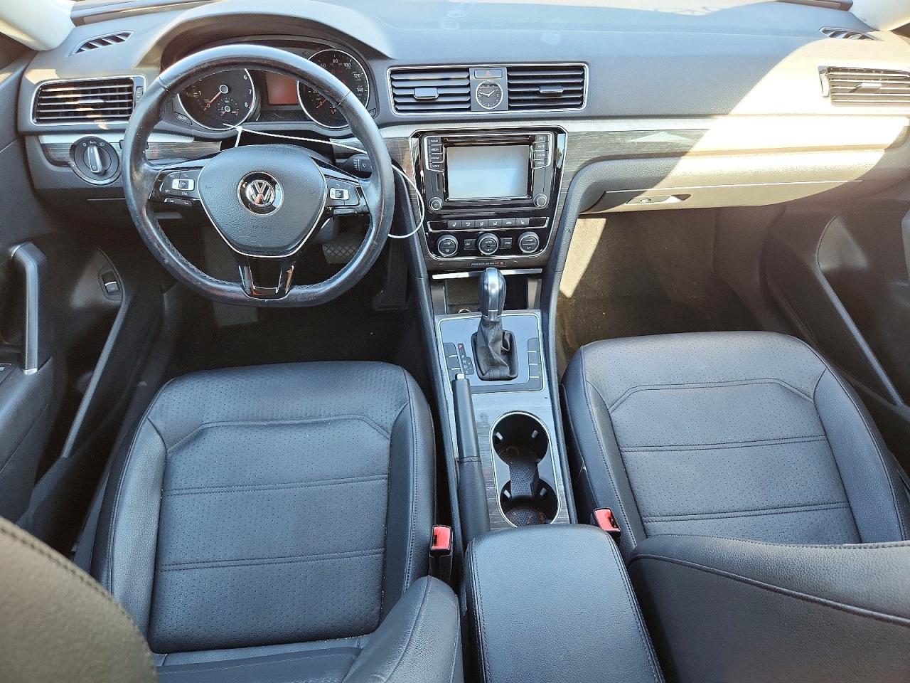 2016 VOLKSWAGEN Passat