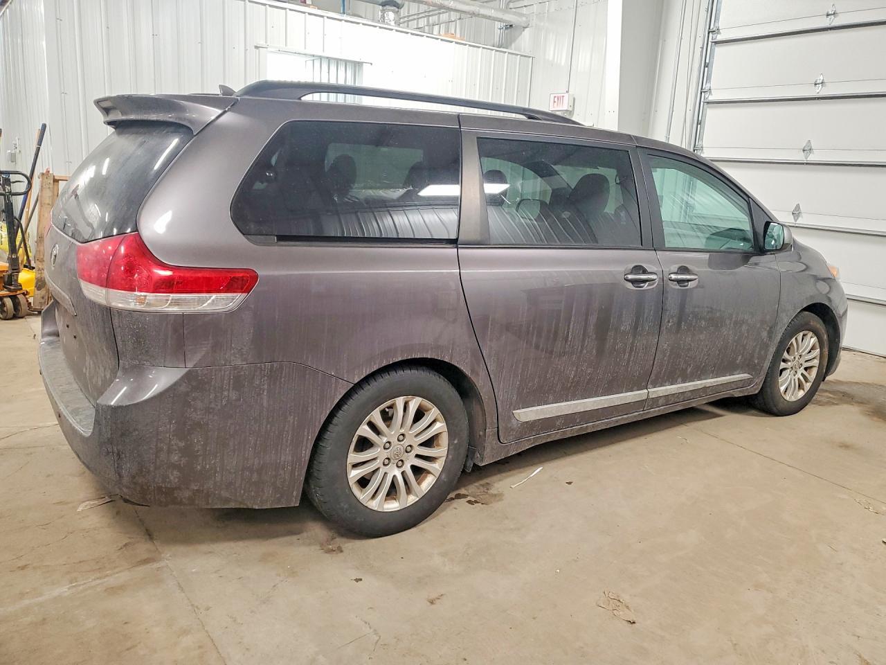 2011 TOYOTA SIENNA