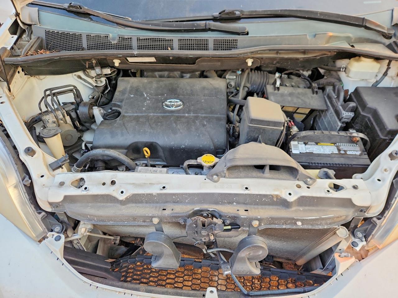 2011 TOYOTA SIENNA