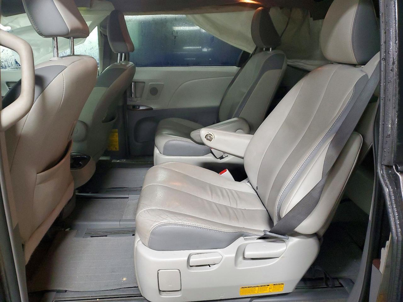 2013 TOYOTA SIENNA