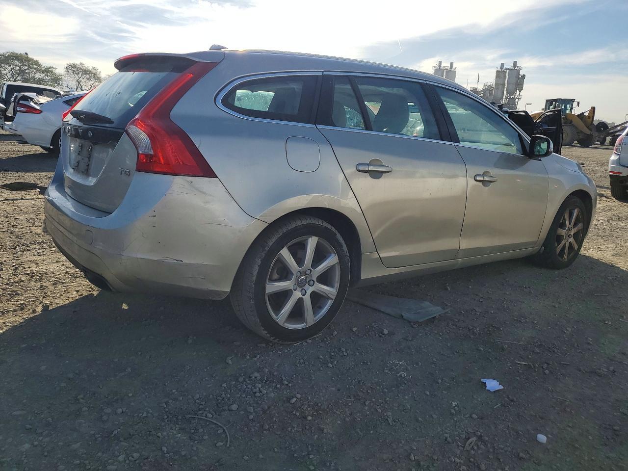 2017 VOLVO V60