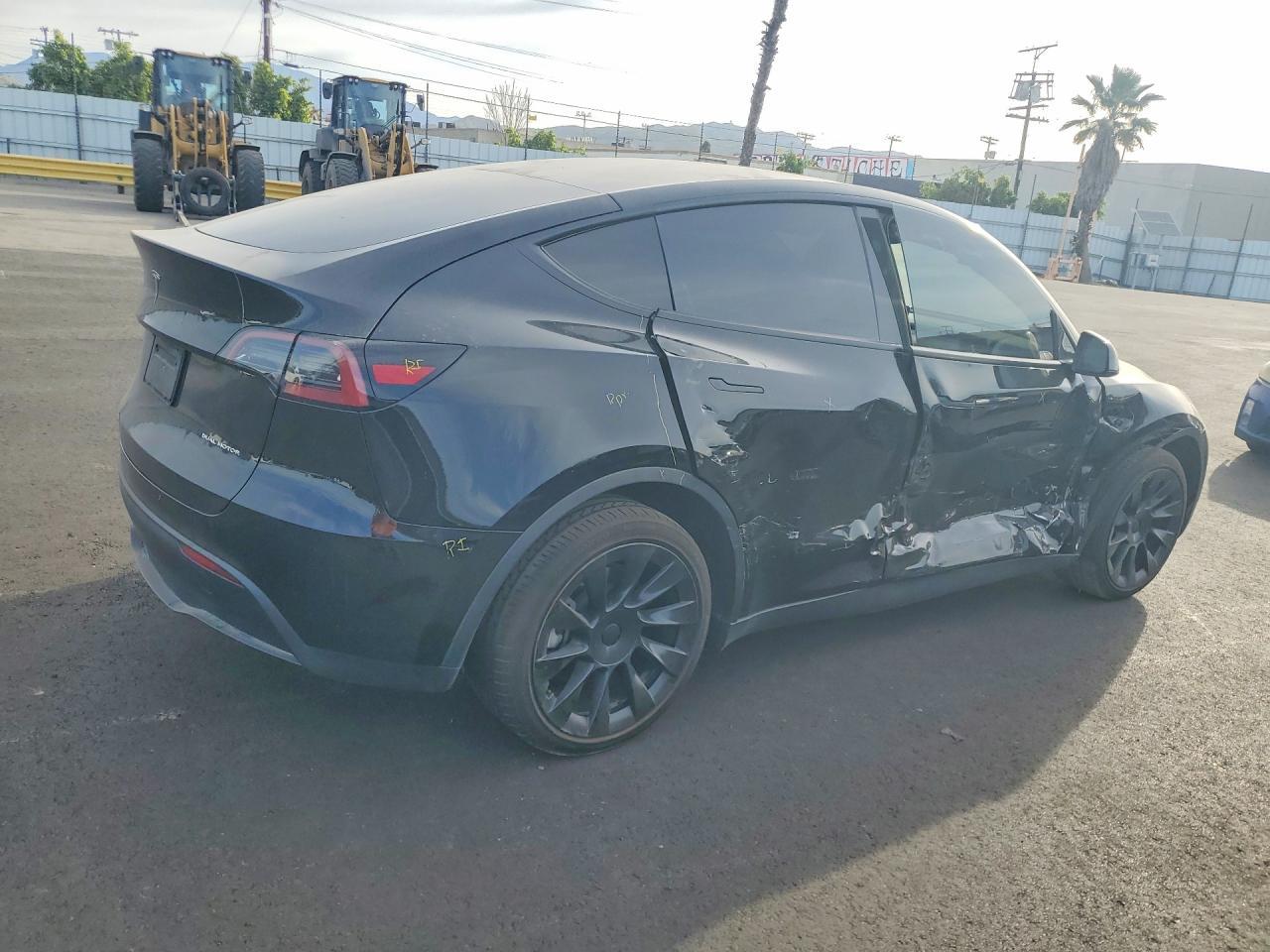 2025 TESLA MODEL Y