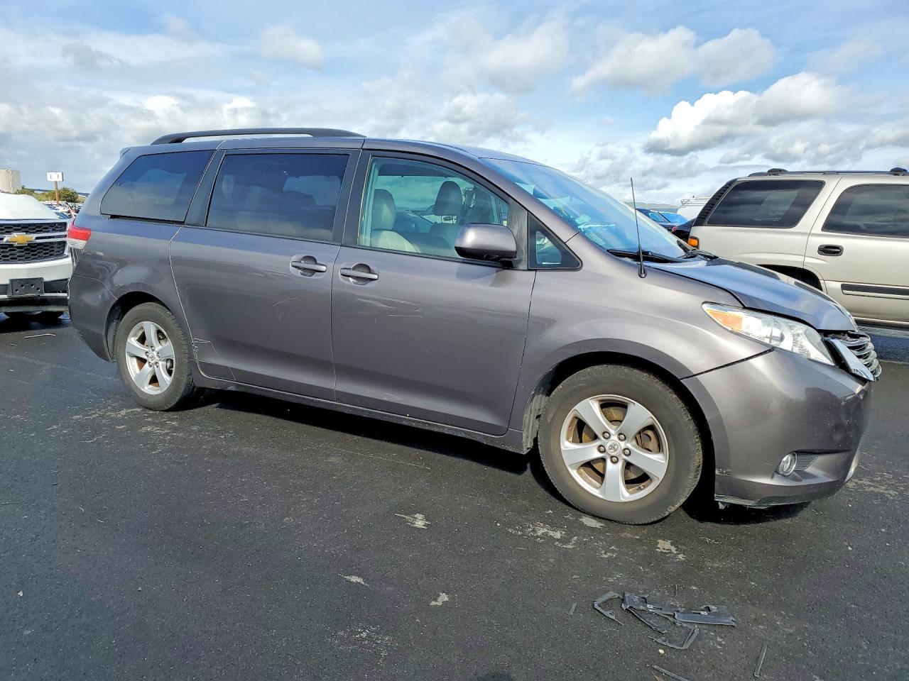 2012 TOYOTA SIENNA