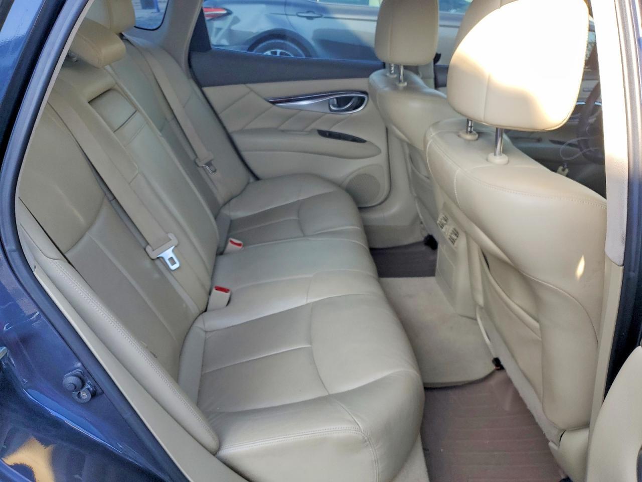 2011 INFINITI M37