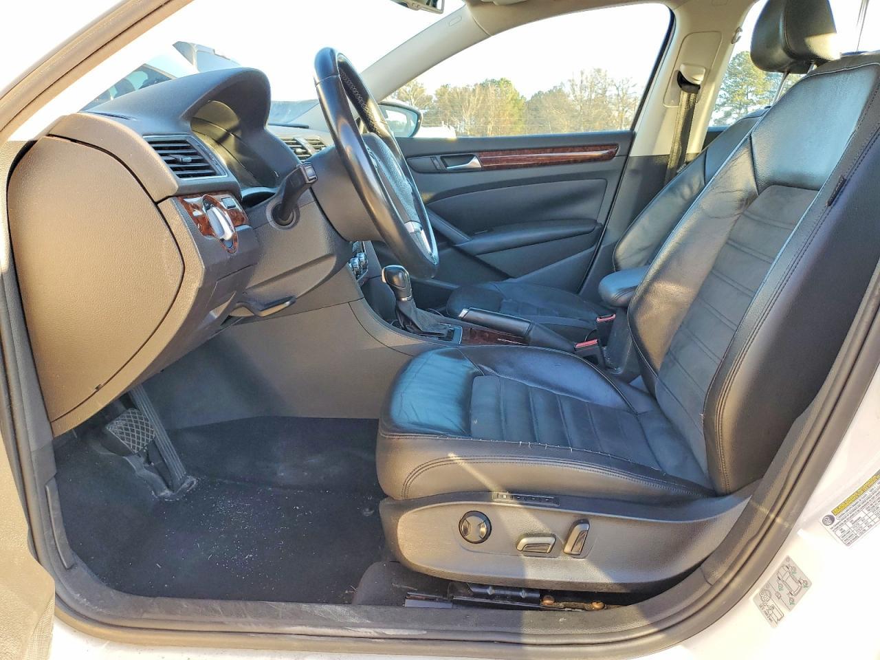 2012 VOLKSWAGEN Passat