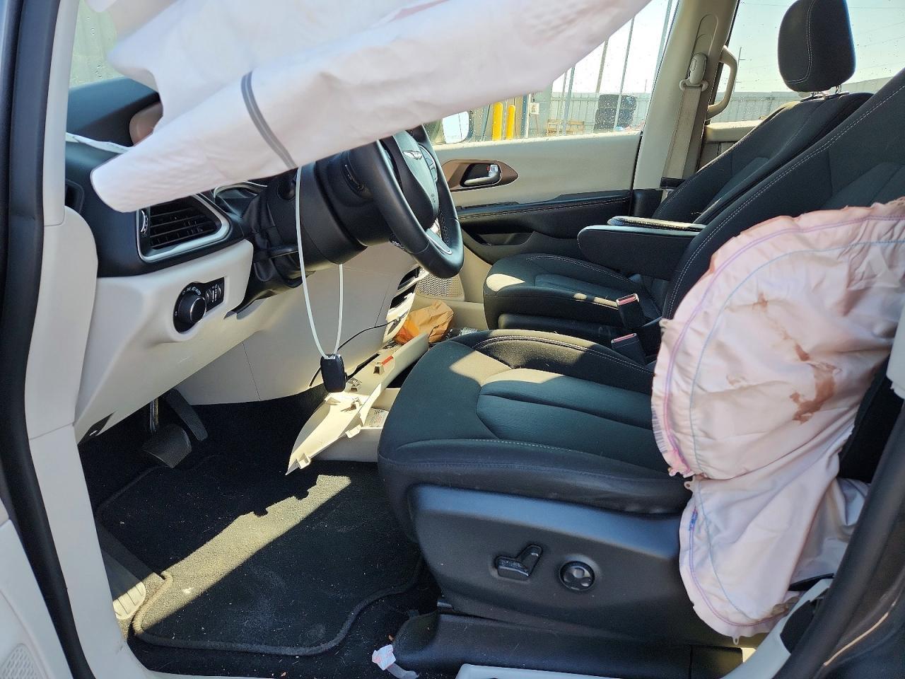 2022 CHRYSLER Voyager