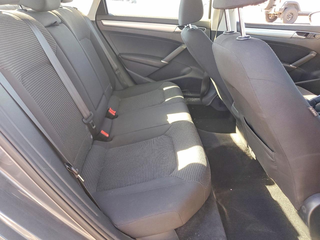 2016 VOLKSWAGEN Passat