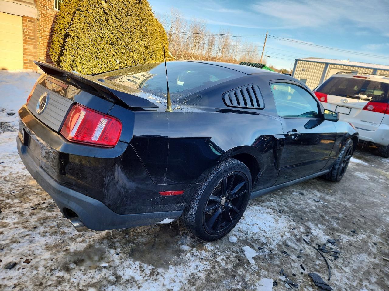 2011 FORD MUSTANG