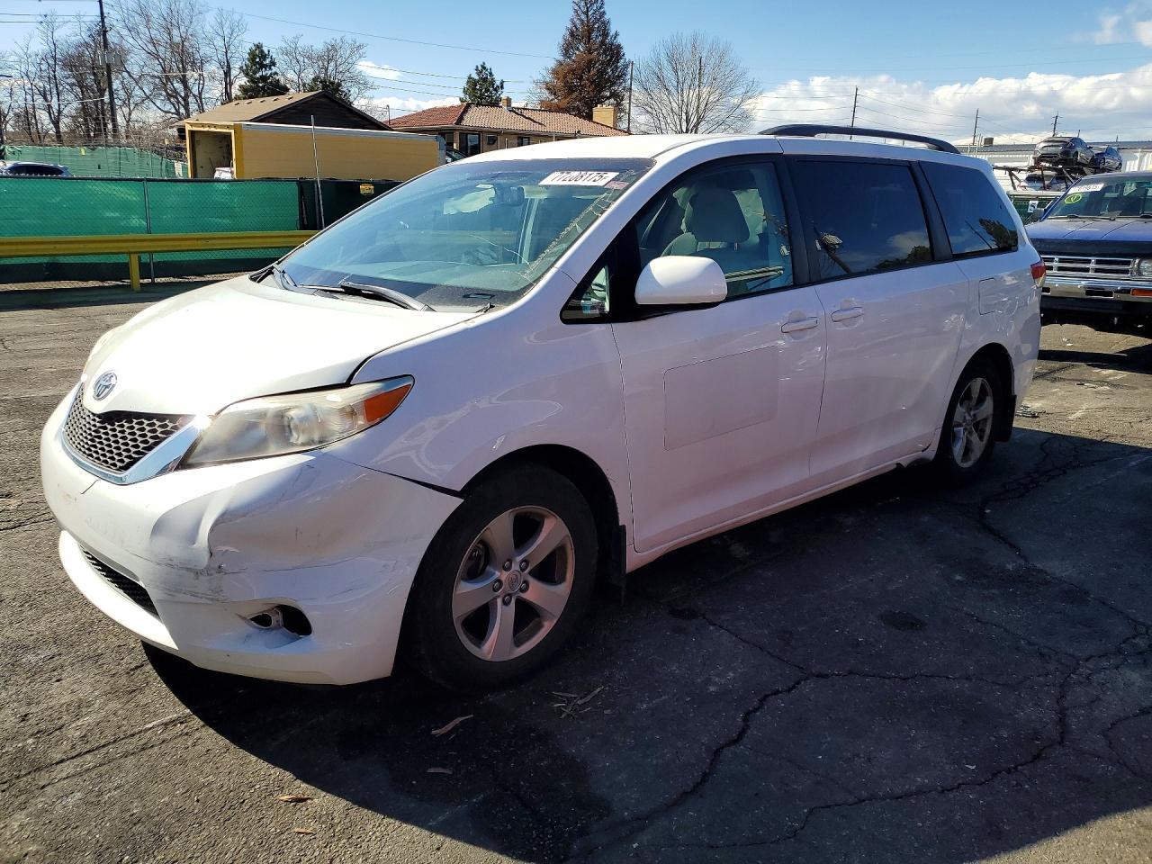 2014 TOYOTA SIENNA