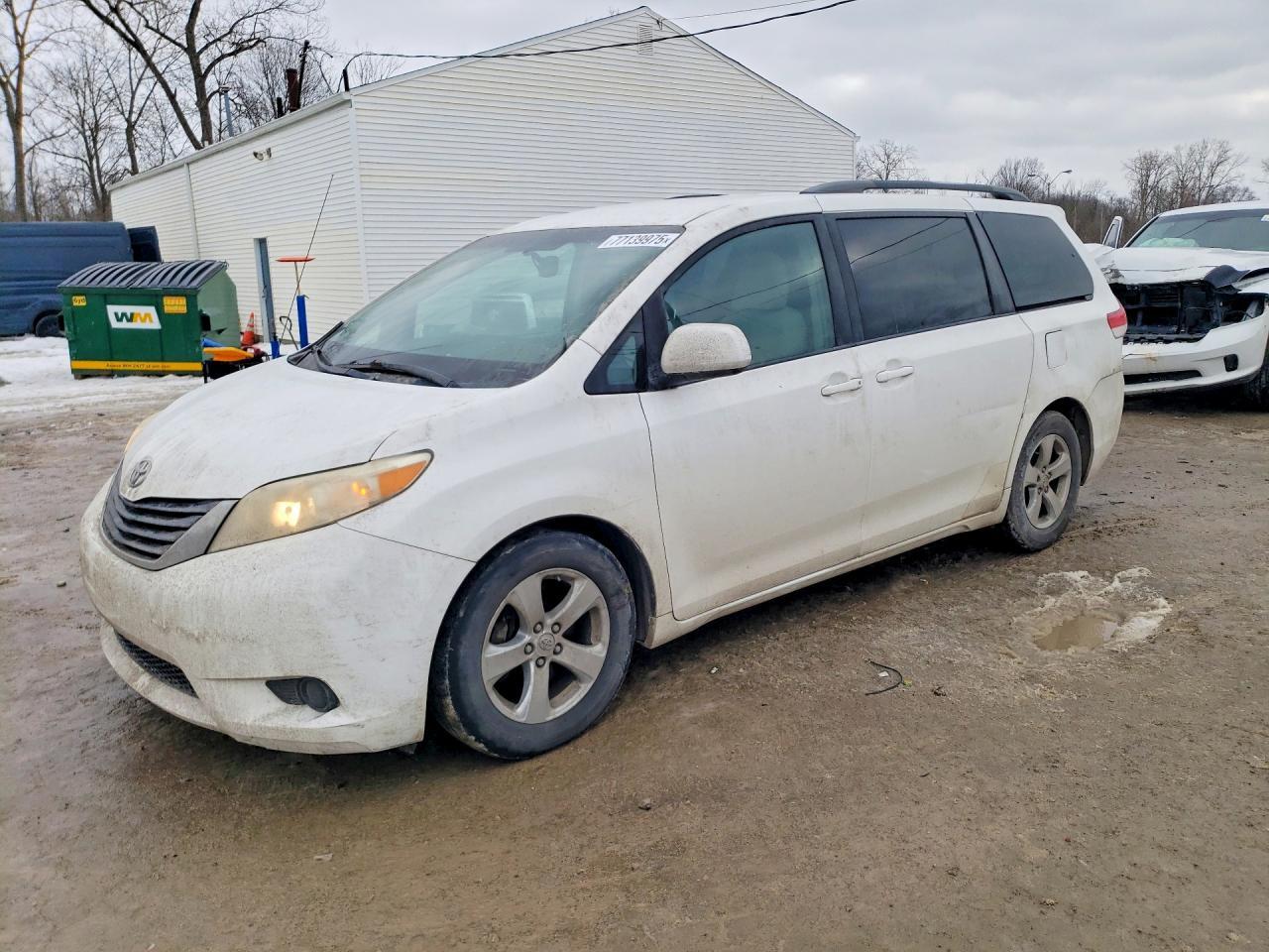 2011 TOYOTA SIENNA