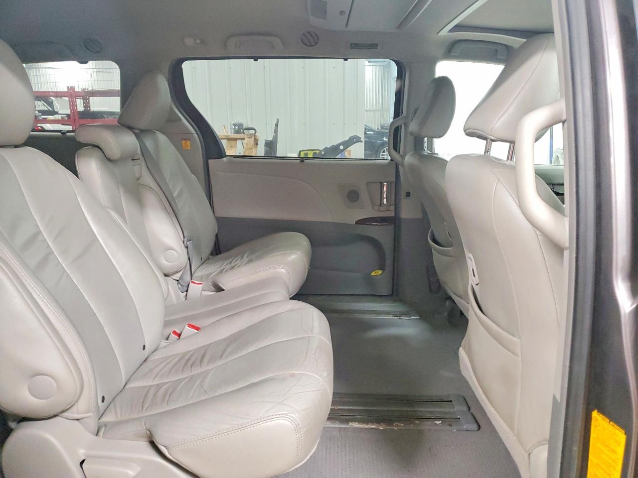 2011 TOYOTA SIENNA