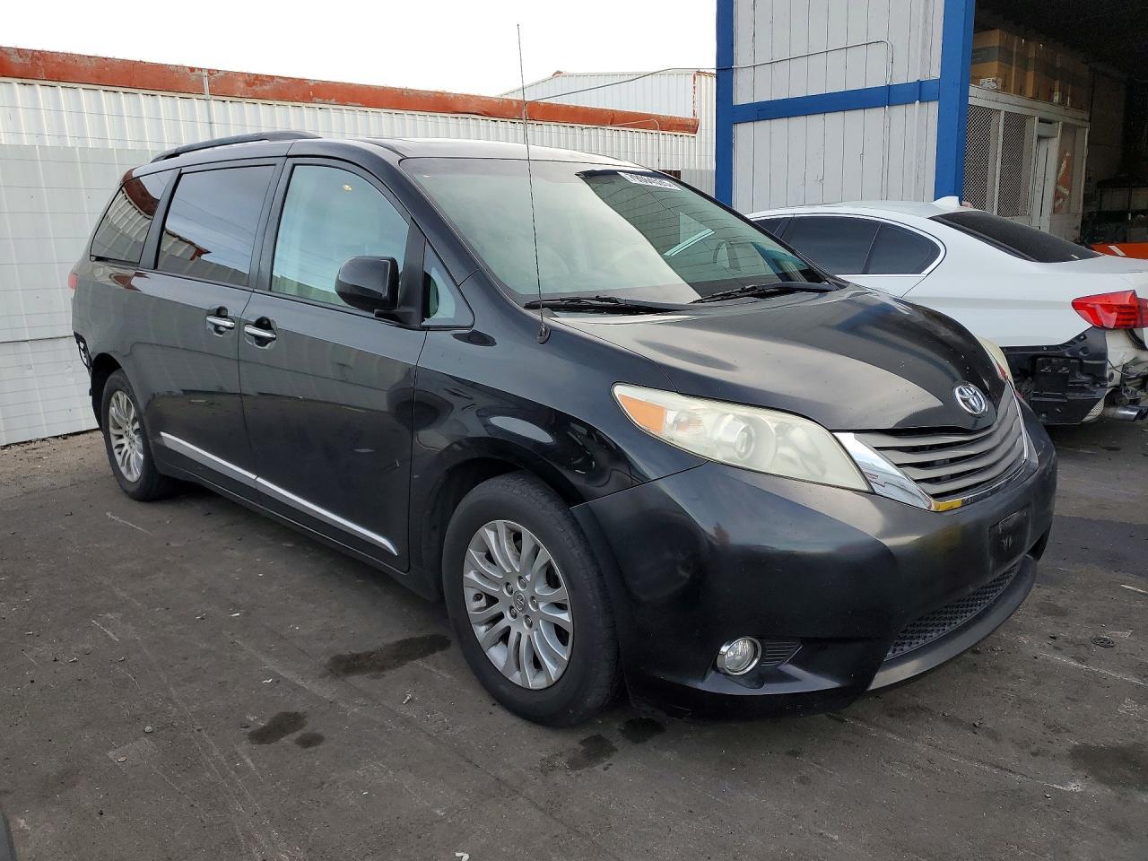 2013 TOYOTA SIENNA