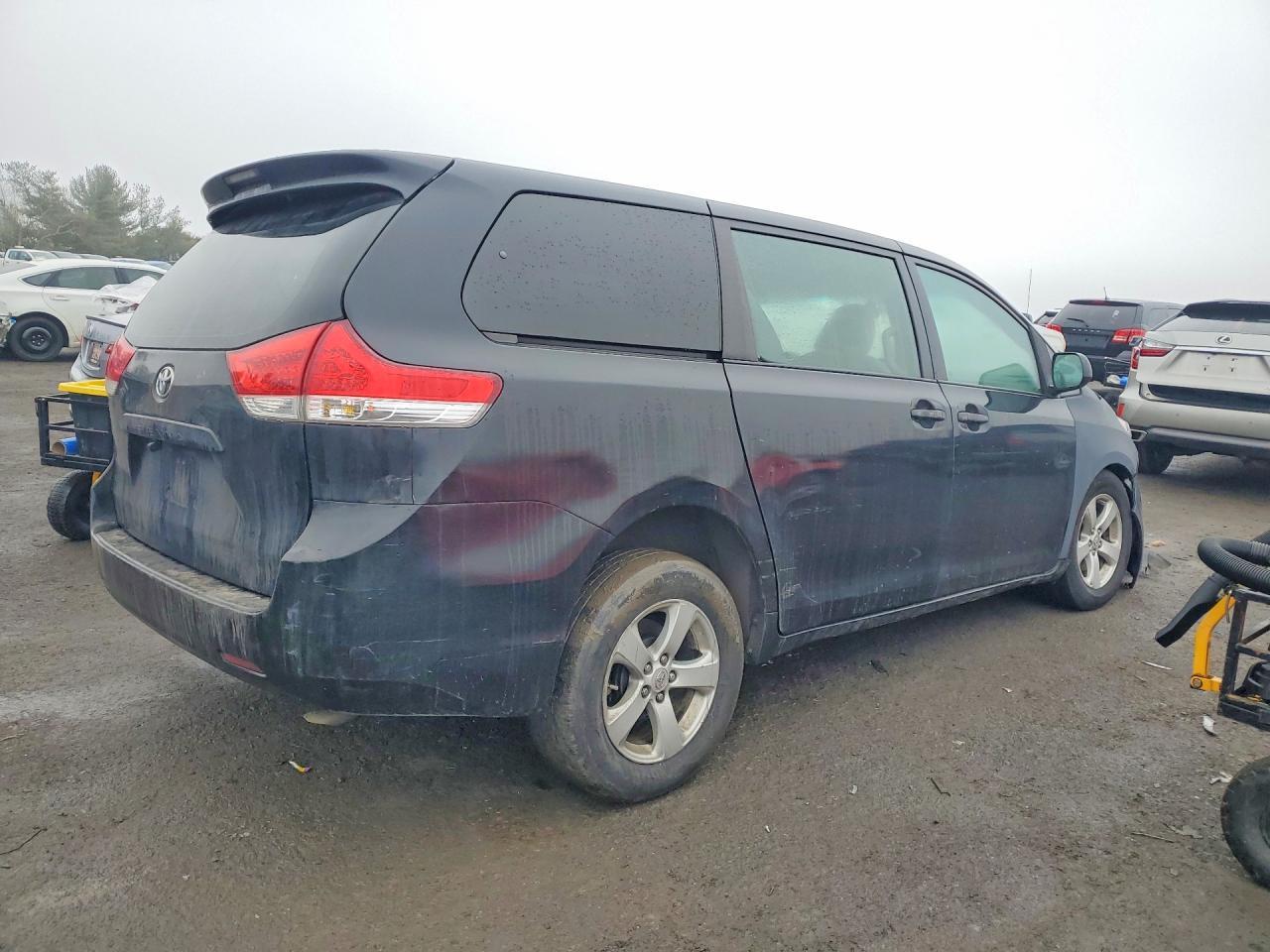 2011 TOYOTA SIENNA