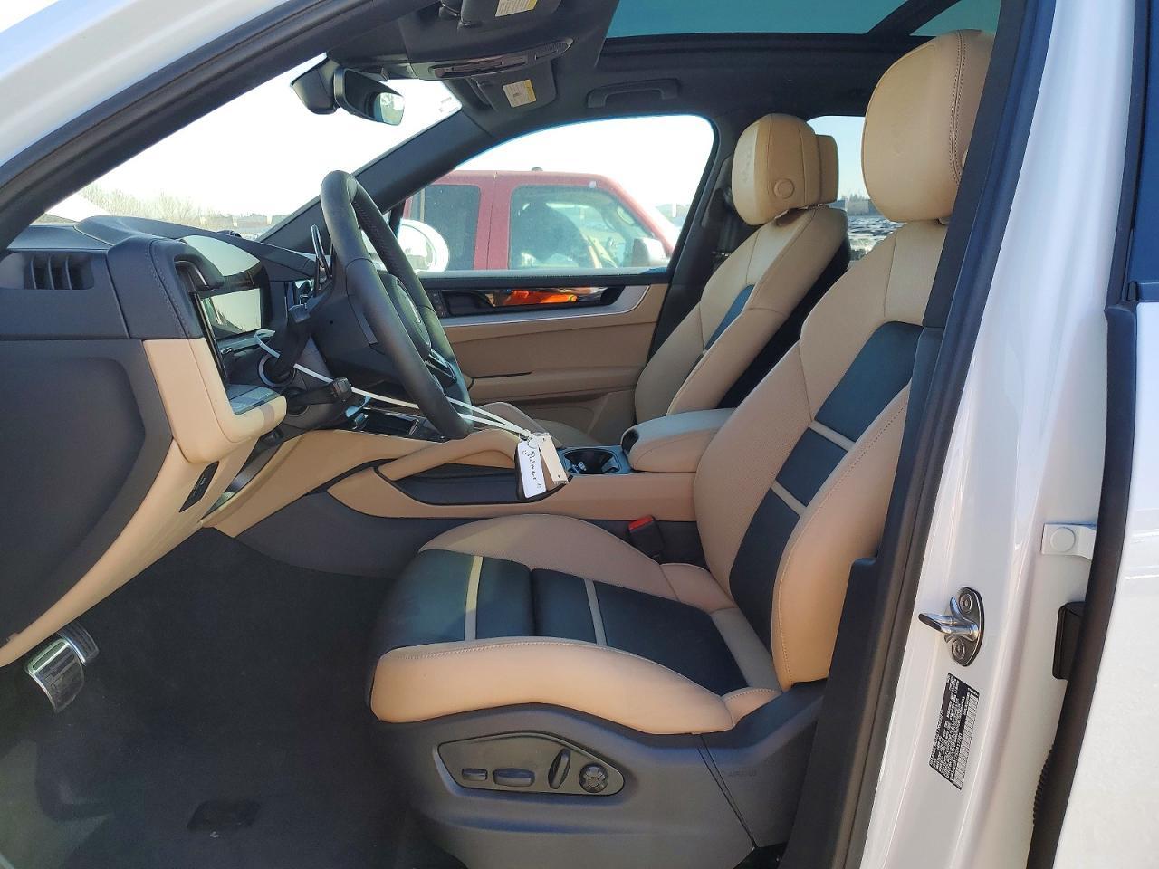 2025 PORSCHE CAYENNE