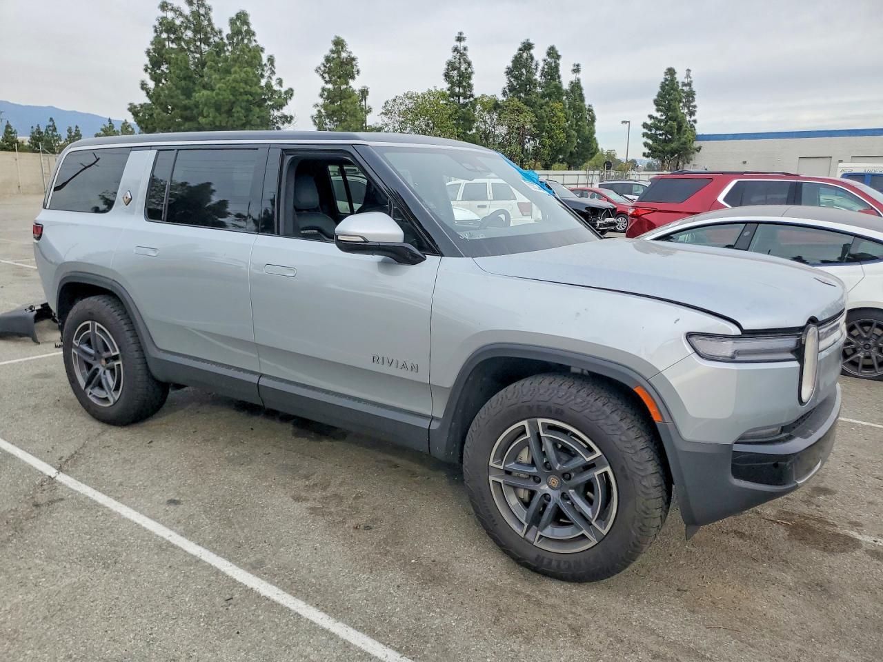 2025 RIVIAN R1s