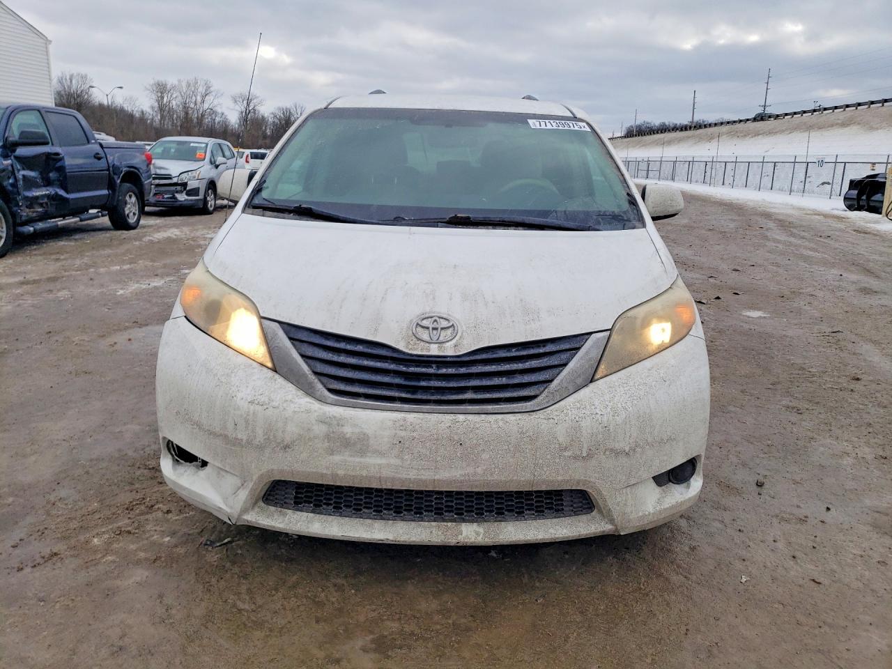 2011 TOYOTA SIENNA