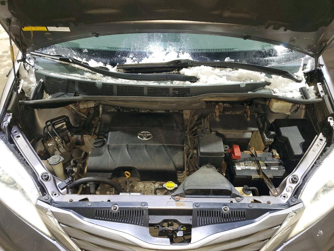 2011 TOYOTA SIENNA