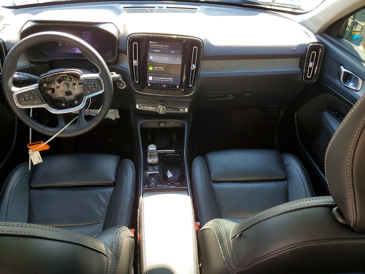 2025 VOLVO XC40