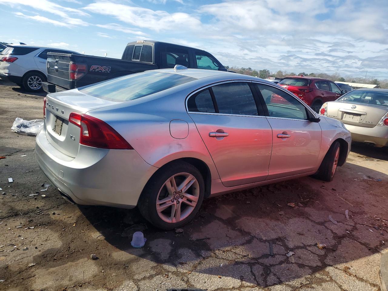 2015 VOLVO S60