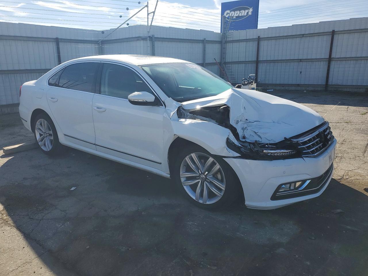 2017 VOLKSWAGEN Passat