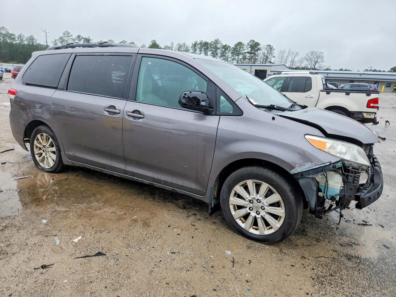 2011 TOYOTA SIENNA