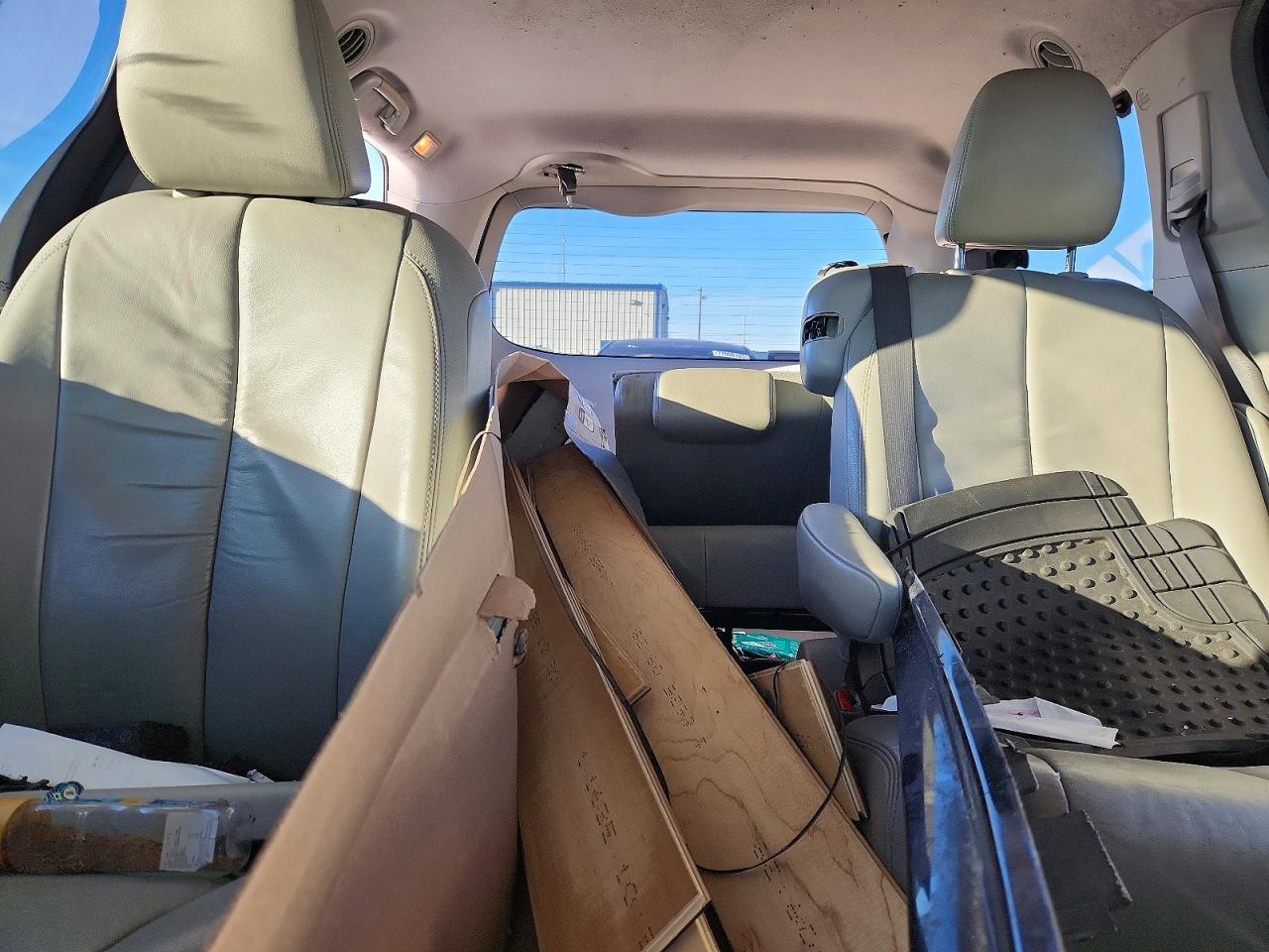2011 TOYOTA SIENNA