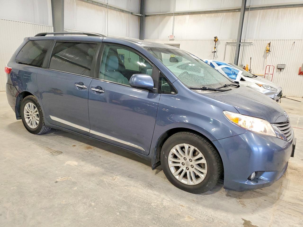 2016 TOYOTA SIENNA