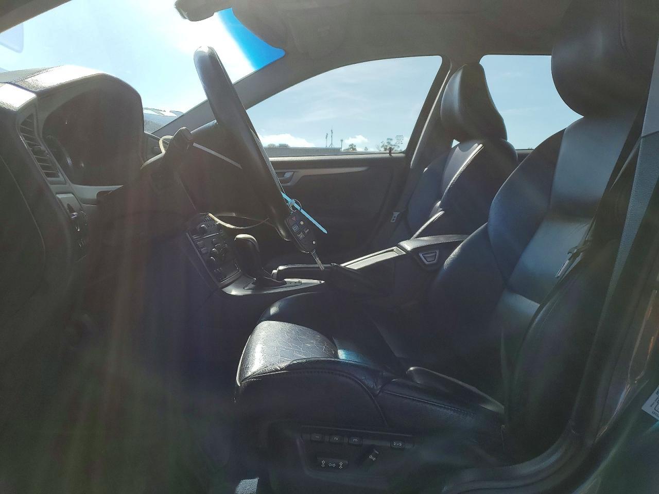 2005 VOLVO V70