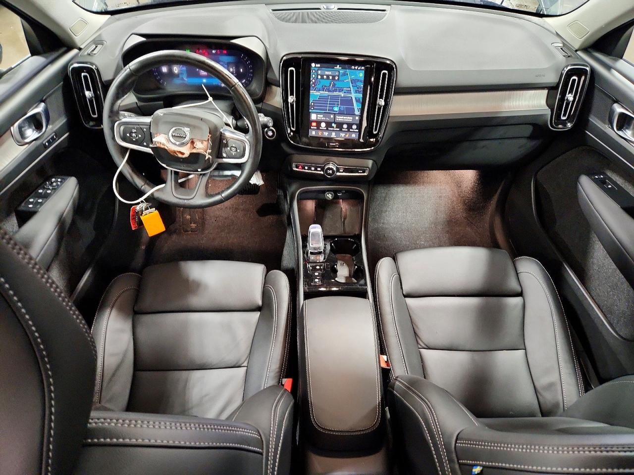 2026 VOLVO XC40