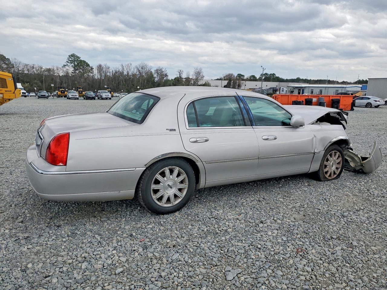 2011 LINCOLN Town Car